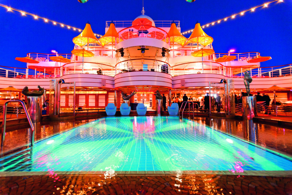 Costa Favolosan allas-alue iltavalaituksella.