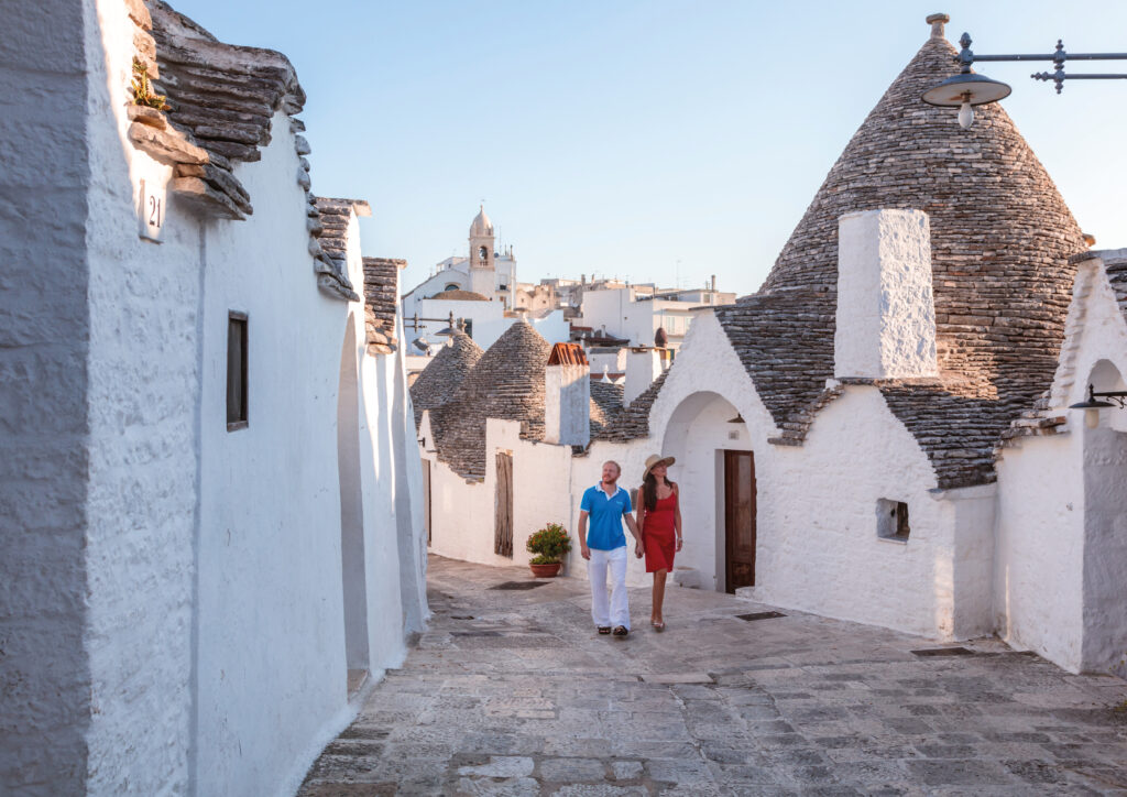 Pariskunta kävelemässä Barissa Italiassa mukulakatuja pitkin, valokuva