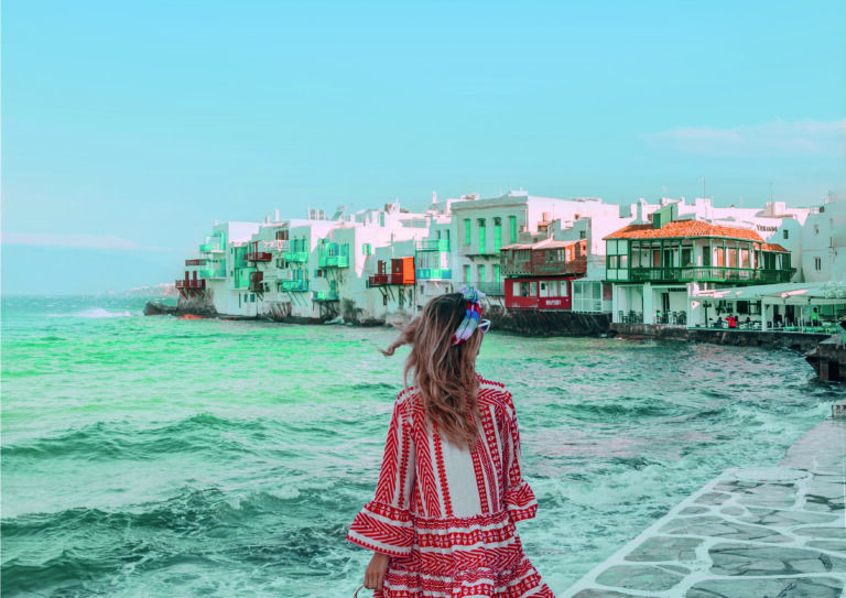 Nainen katsoo kaunista Kreikan saariston saarta