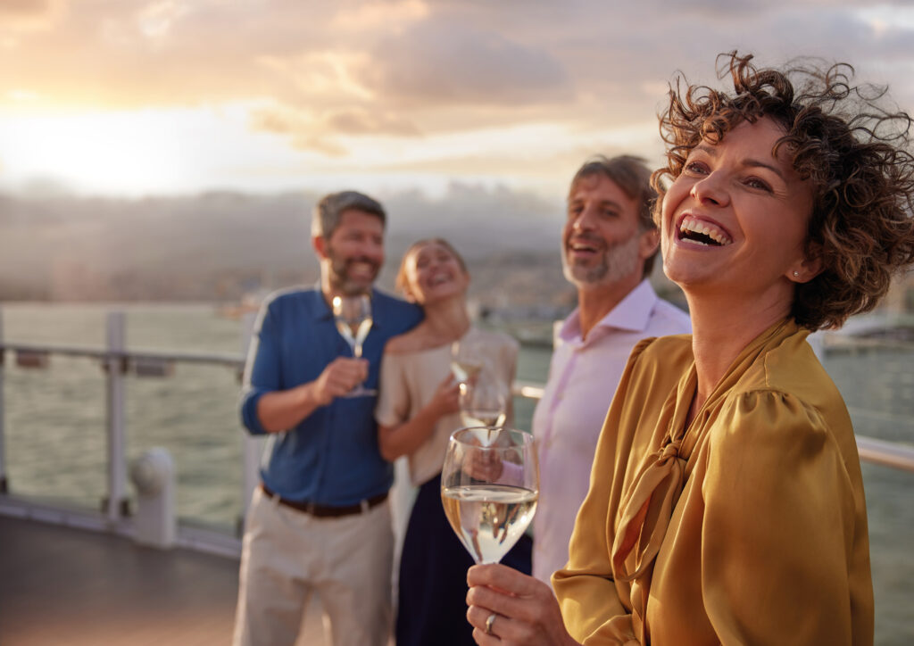 Ihmiset nauramassa kannella risteilyllä