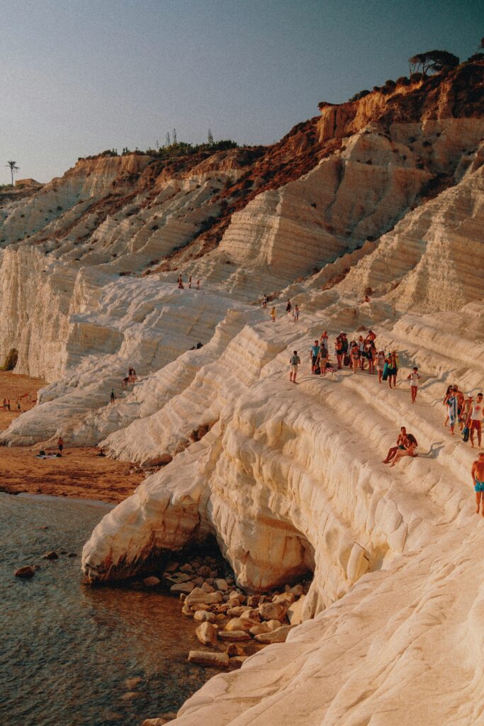 Scala dei Turchin kalliomuodostelma ranta Italian SIsiliassa auringonlaskun aikaan, valokuva