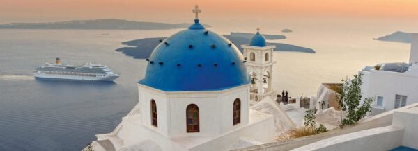 Ristelyalus Kreikan saaristossa auringonlaskun aikaan