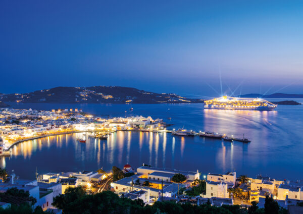 Costan laiva mykonoksen edessä illalla kauniissa valaistuksessa, valokuva