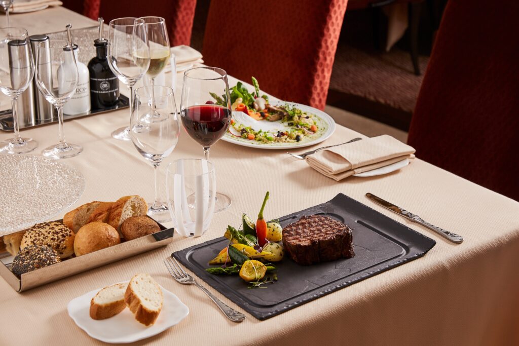 Silver Muse aluksen Atlantide ravintolan herkullinen pihviannos