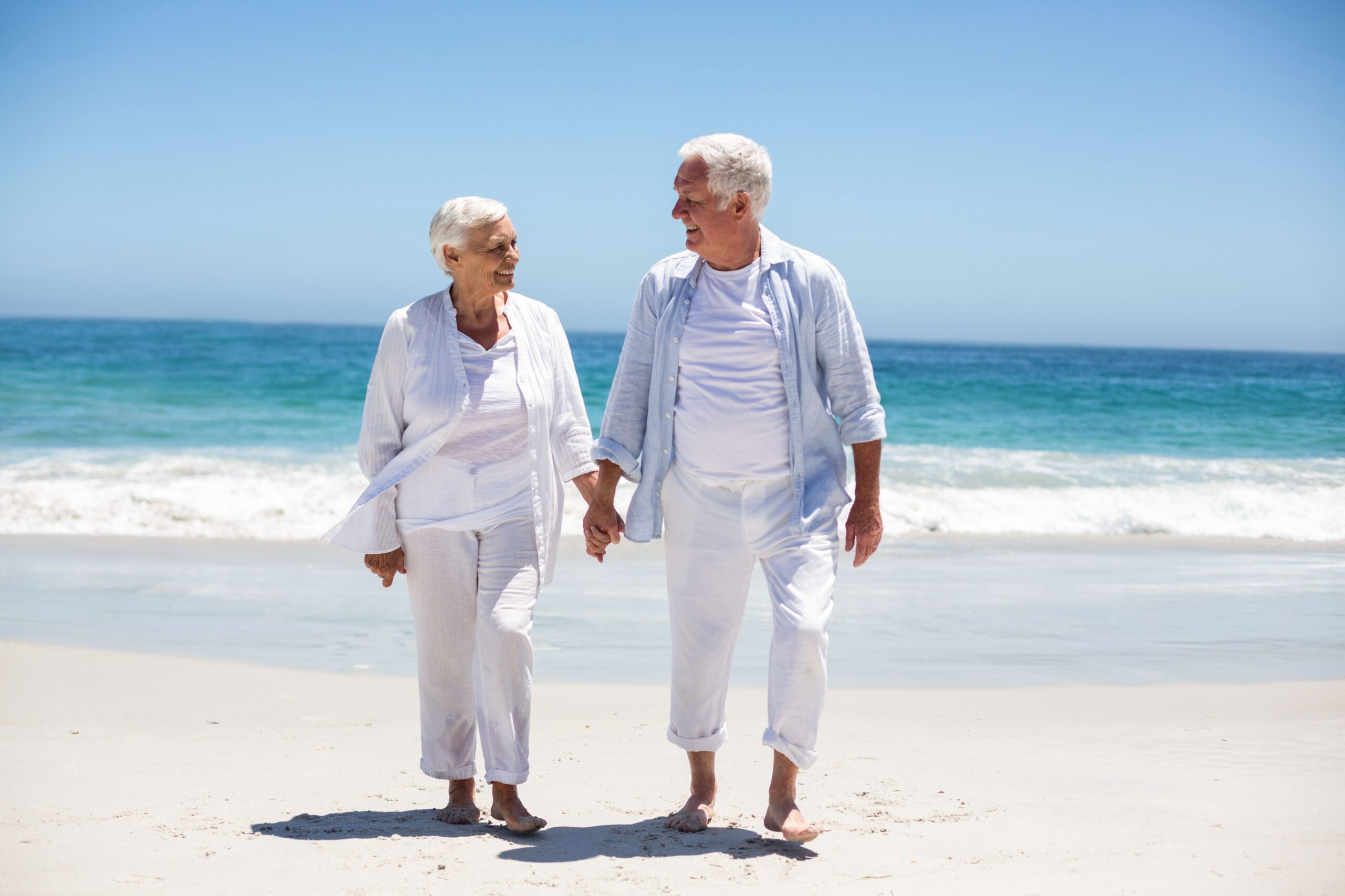 Seniorit kävelemässä rannalla Karibian risteilyllä