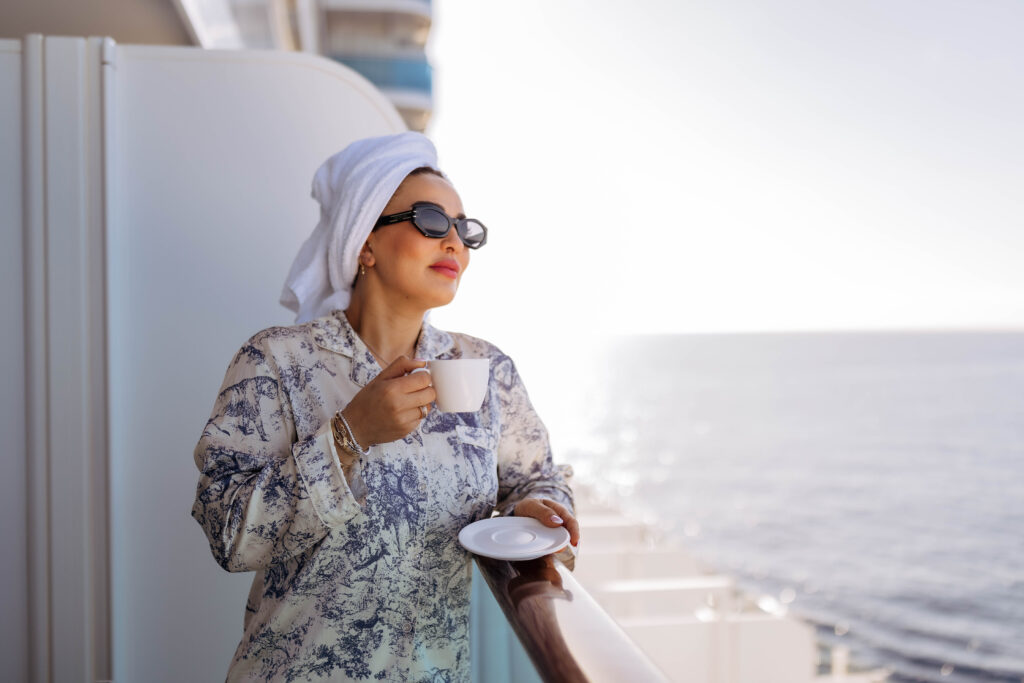 Nainen nauttimassa aamukahvia risteilyllä